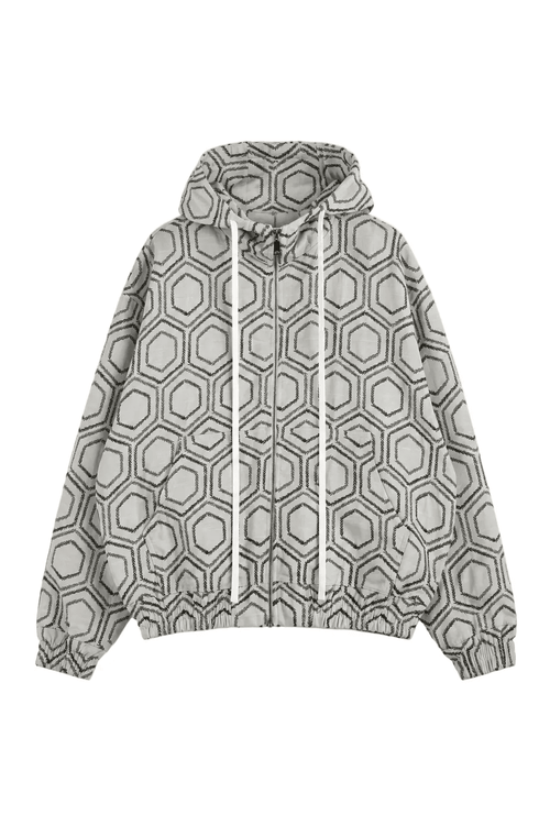 Geacă hoodie albă cu fermoar și model geometric negru repetitiv, fotografiată în studio minimalist pe fundal deschis, stil lu