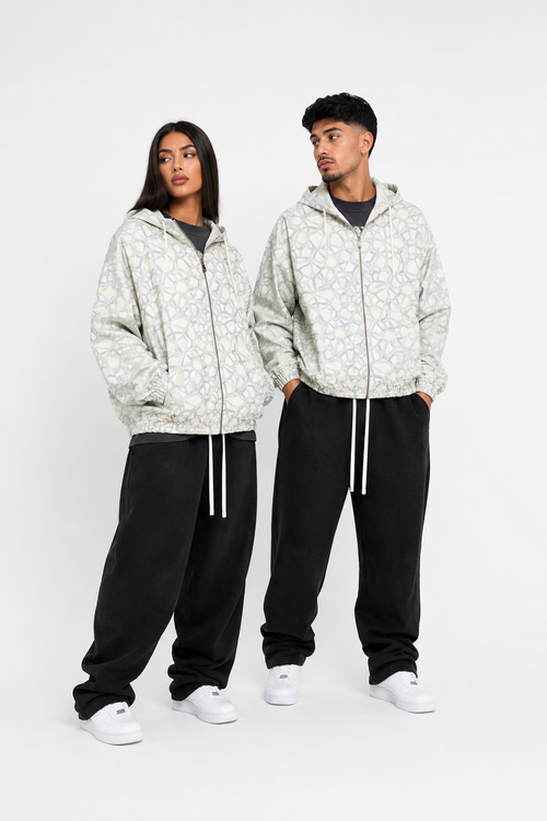 Hanorac oversized streetwear alb cu model geometric gri și șnur lung, fit larg luxury urban, prezentare studio premium pentru bărbați și femei