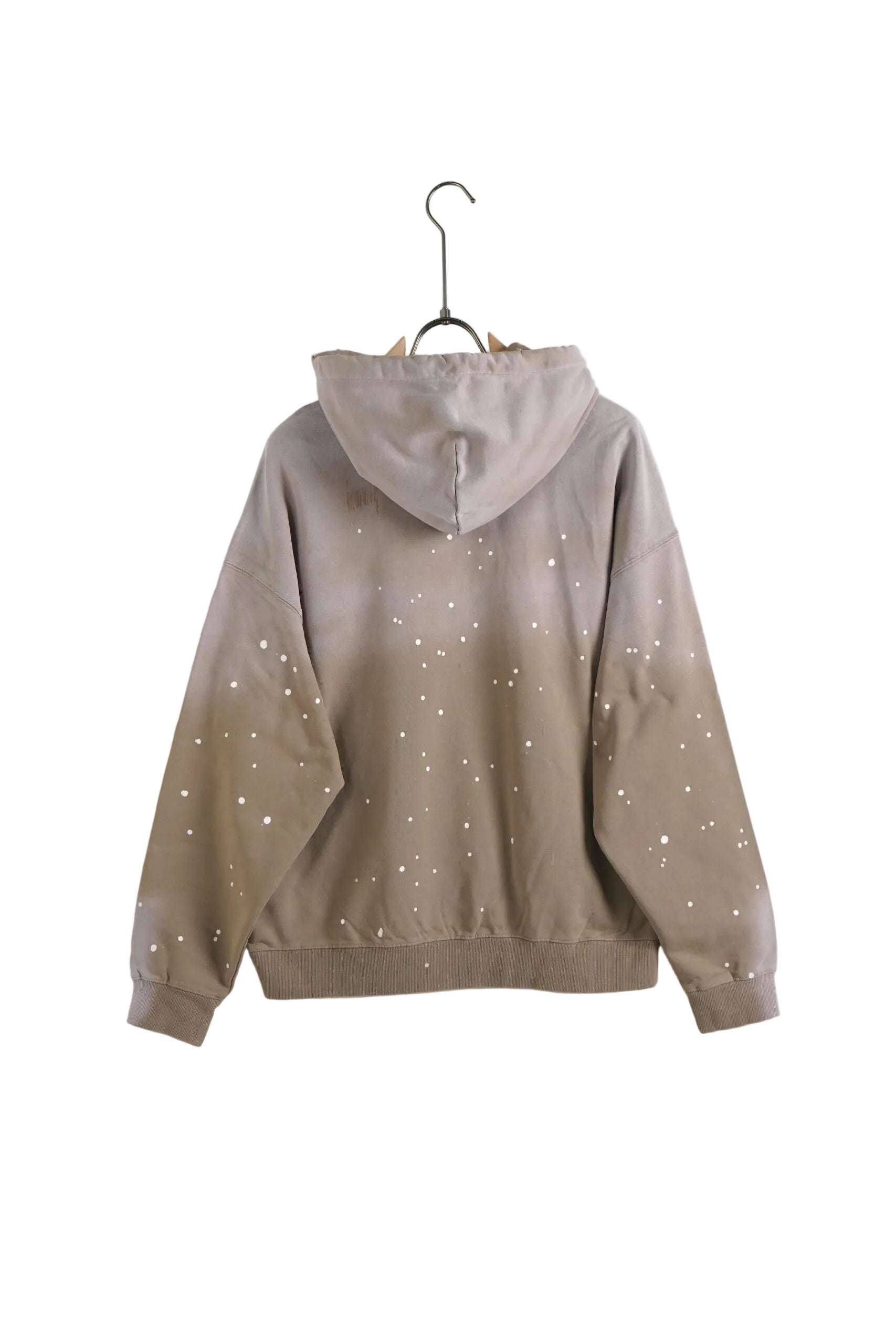 Bărbat într-o ținută urbană purtând un hanorac oversized lejer cu design din vopsea maro și mov