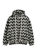 Hanorac unisex cu fermoar, model zigzag negru și alb, realizat din bumbac premium, cu glugă cu șnur alb, buzunare frontale și manșete elastice, fotografiat pe fundal alb în stil luxury e-commerce