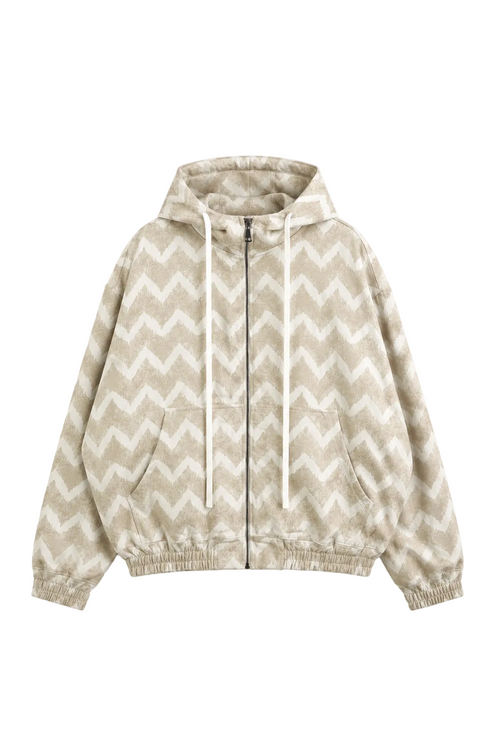 Hanorac oversized cu fermoar complet, model zigzag bej și alb, cu glugă și șnururi albe, buzunare frontale și manșete elastice, fotografiat în stil luxury studio pe fundal alb.
