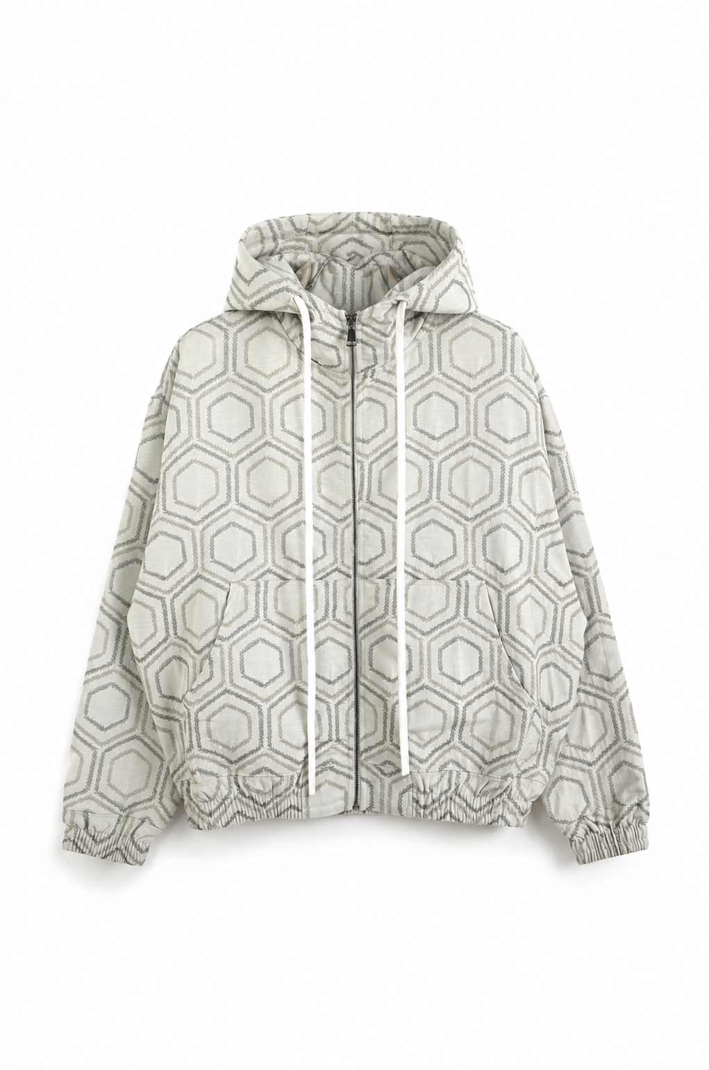 Hanorac premium cu fermoar și glugă, crem deschis cu model geometric hexagonal gri, fotografiat în stil luxury e-commerce pe fundal alb minimalist, cu efect ghost mannequin și iluminare studio soft