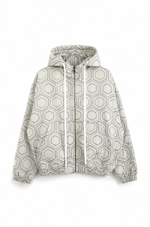 Hanorac premium cu fermoar și glugă, crem deschis cu model geometric hexagonal gri, fotografiat în stil luxury e-commerce pe fundal alb minimalist, cu efect ghost mannequin și iluminare studio soft
