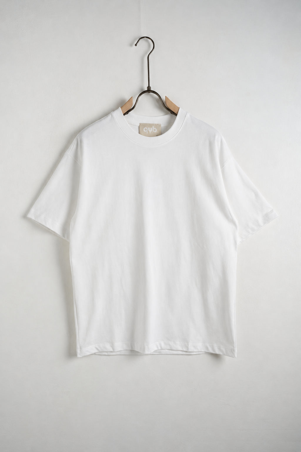 Tricou alb L815002 pe umeraș, vedere ușor oblică