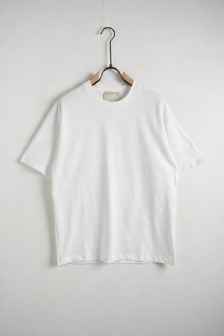 Tricou alb L815002 pe umeraș, vedere ușor oblică