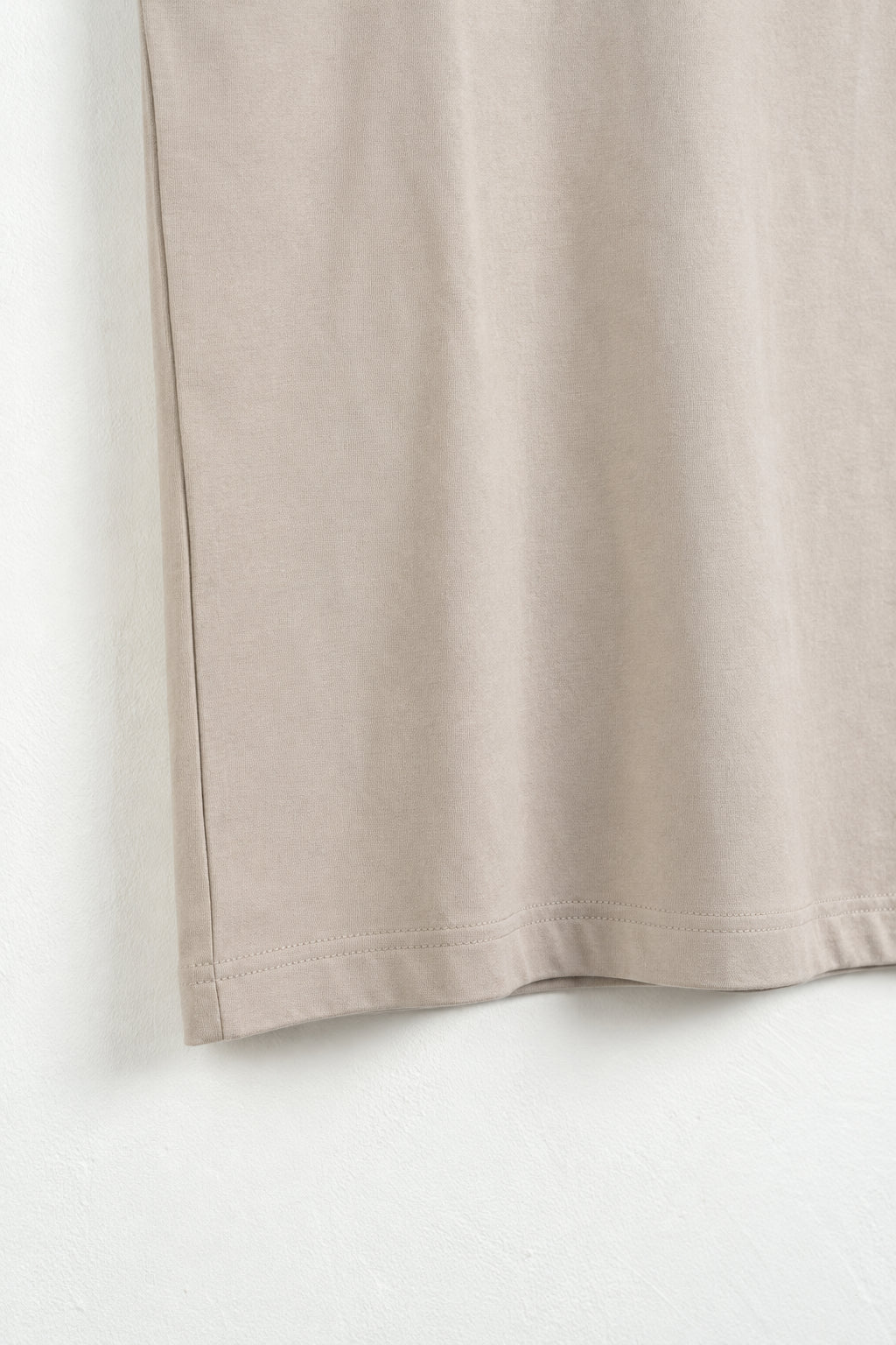 Prim-plan tiv dublu și cusătură laterală, tricou bej L815002