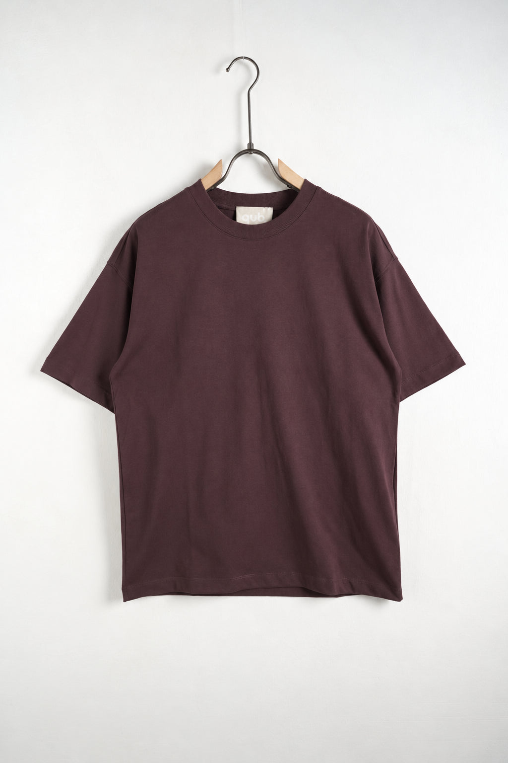 Tricou bordo L815002 pe umeraș, vedere oblică