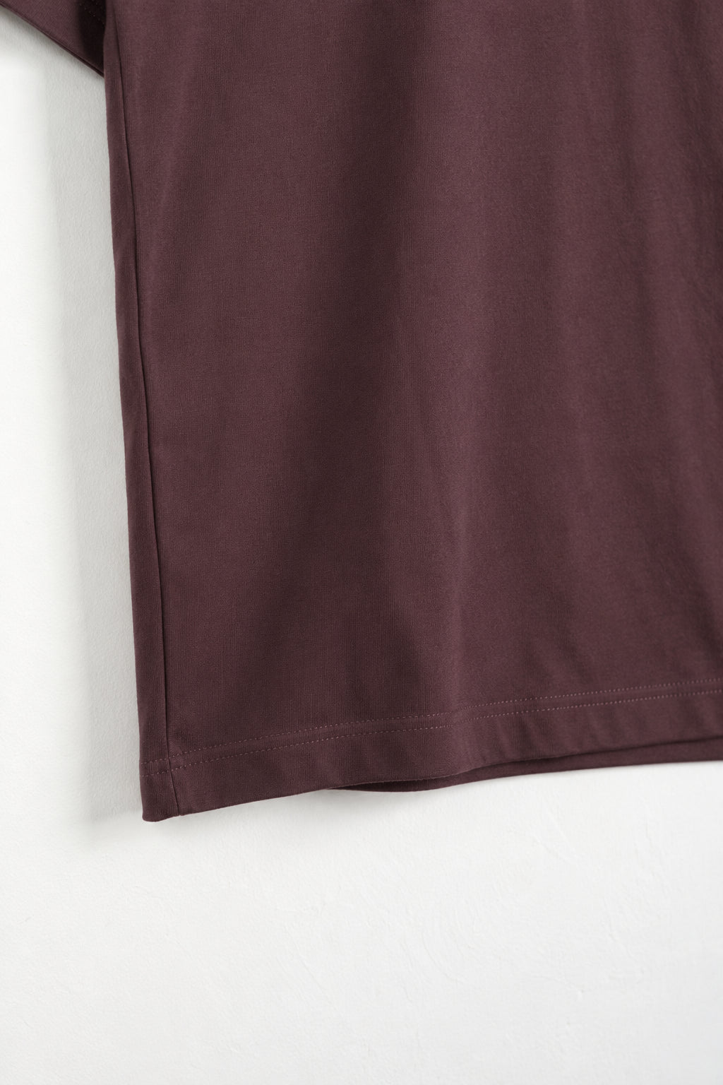 Prim-plan cusătură laterală și tiv dublu, tricou bordo L815002