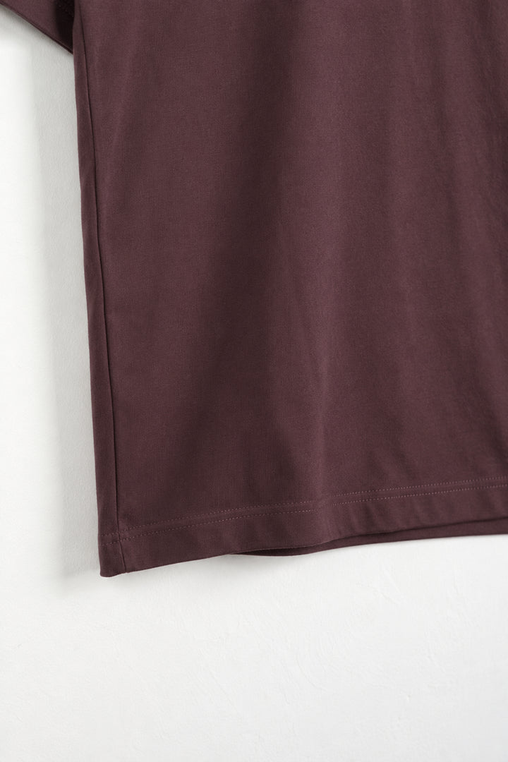 Prim-plan cusătură laterală și tiv dublu, tricou bordo L815002
