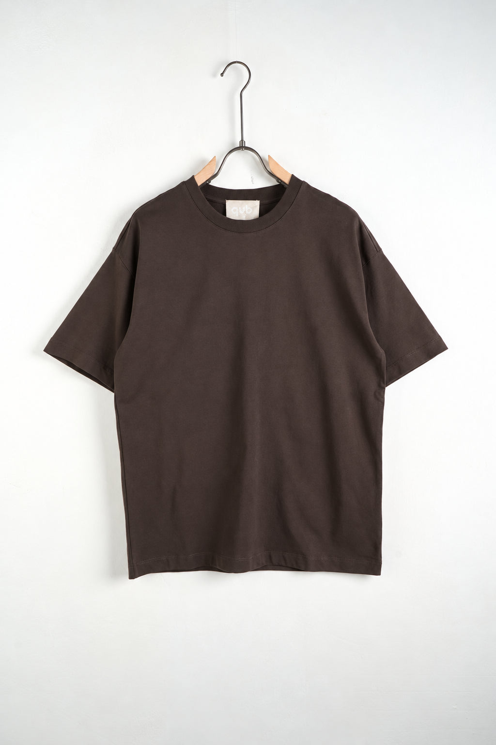 Tricou maro închis L815002 pe umeraș, vedere oblică
