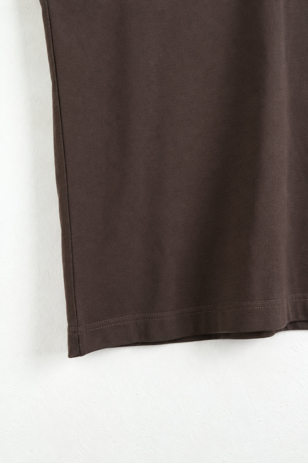 Prim-plan tiv dublu și cusătură laterală, tricou maro închis L815002