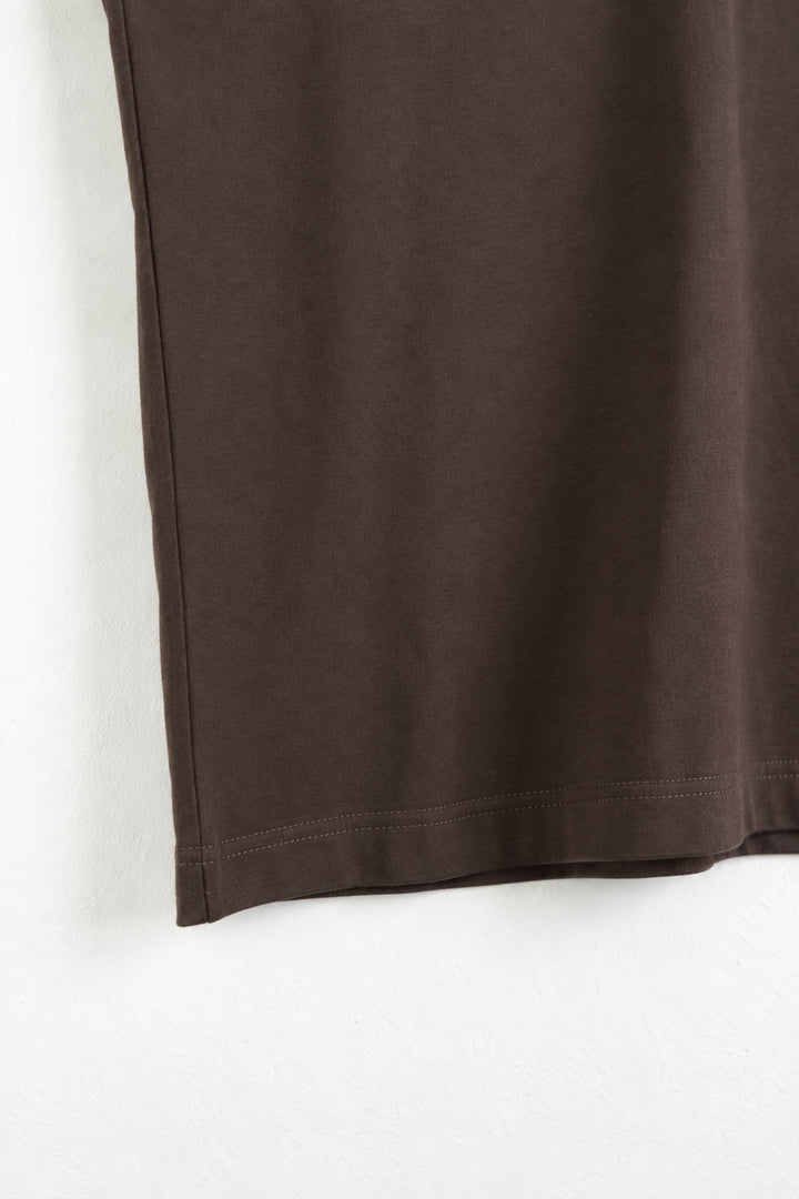 Prim-plan tiv dublu și cusătură laterală, tricou maro închis L815002