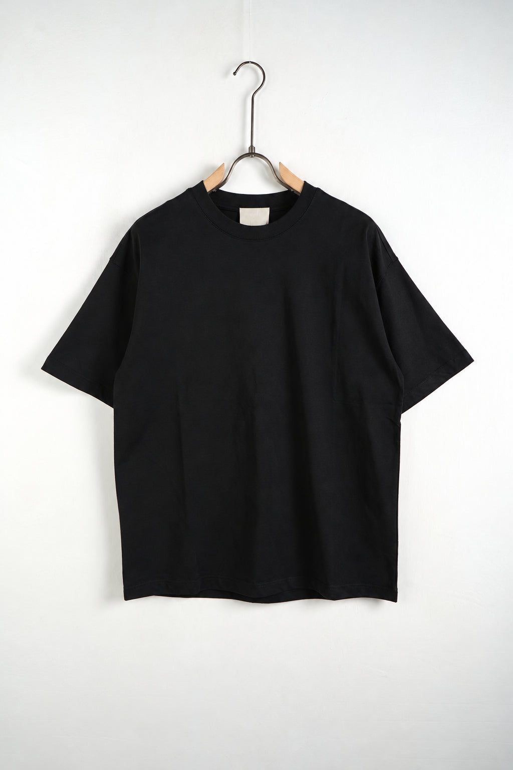 Tricou negru L815002 pe umeraș, vedere oblică