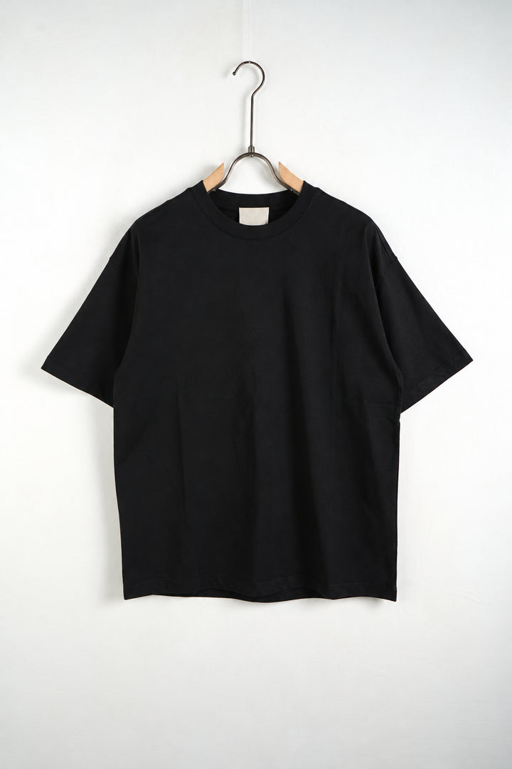 Tricou negru L815002 pe umeraș, vedere oblică