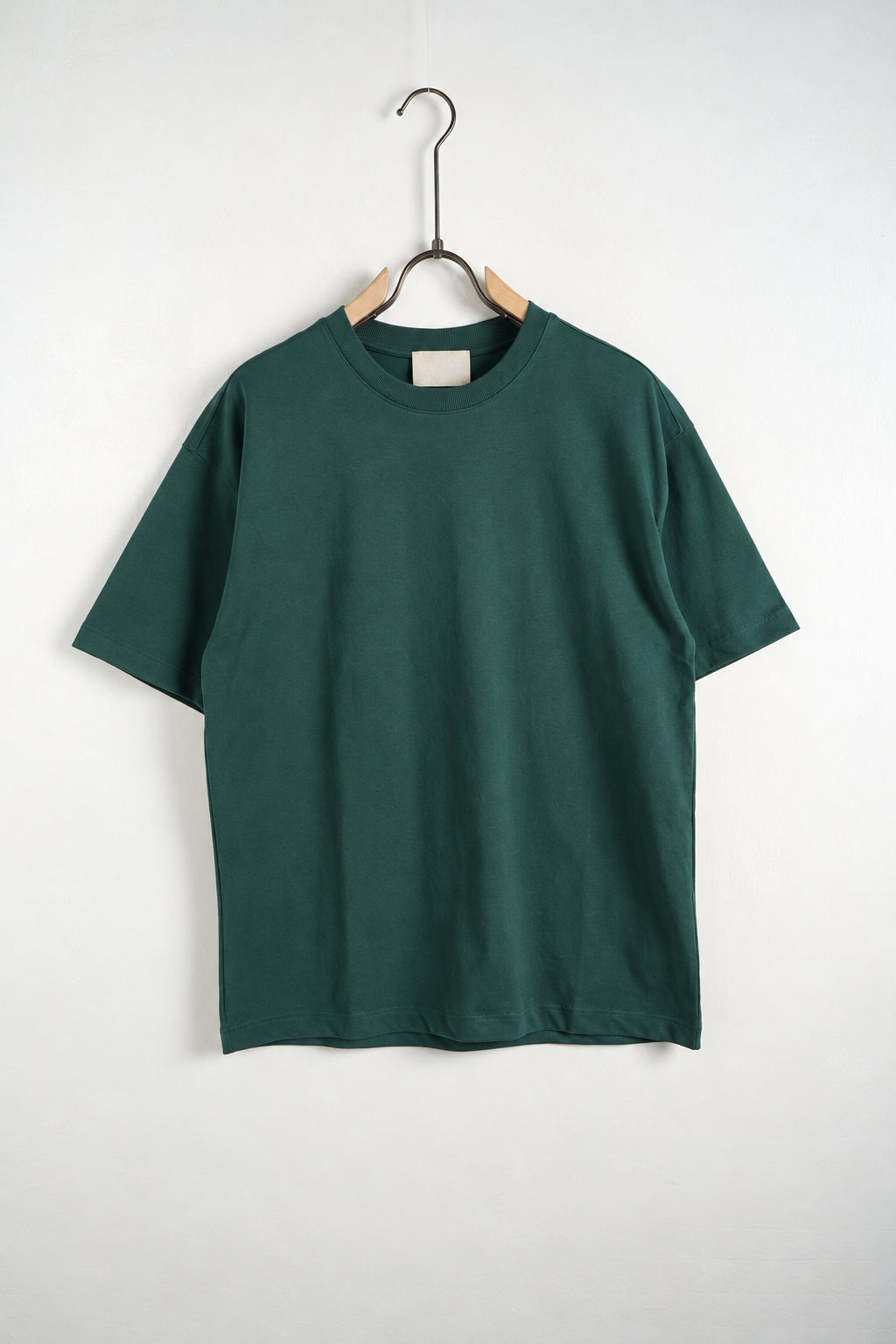 Tricou verde închis L815002 pe umeraș, vedere ușor oblică