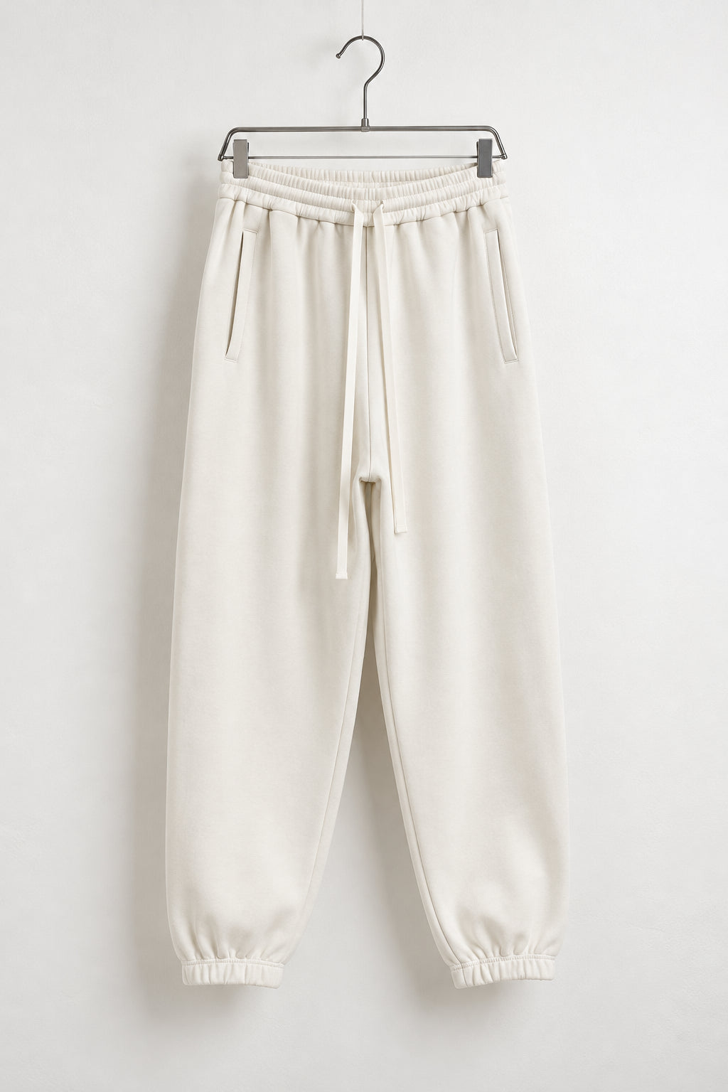 Pantaloni jogger crem L815022/023 pe umeraș, detalii talie și glezne