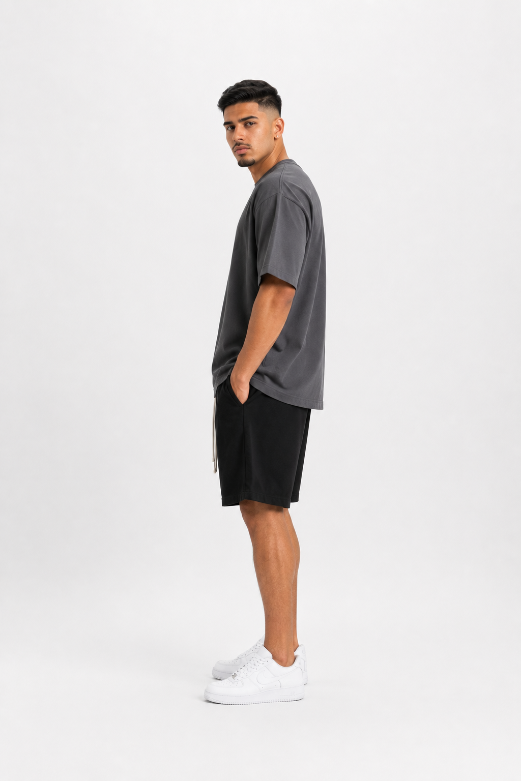 Bărbat în ținută minimal luxury streetwear cu tricou heavyweight oversized