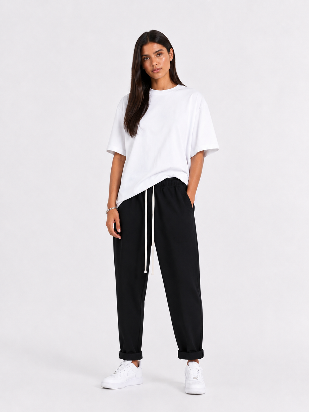 Outfit feminin streetwear cu pantaloni casual negri și siret lung pentru stil relaxat și modern.