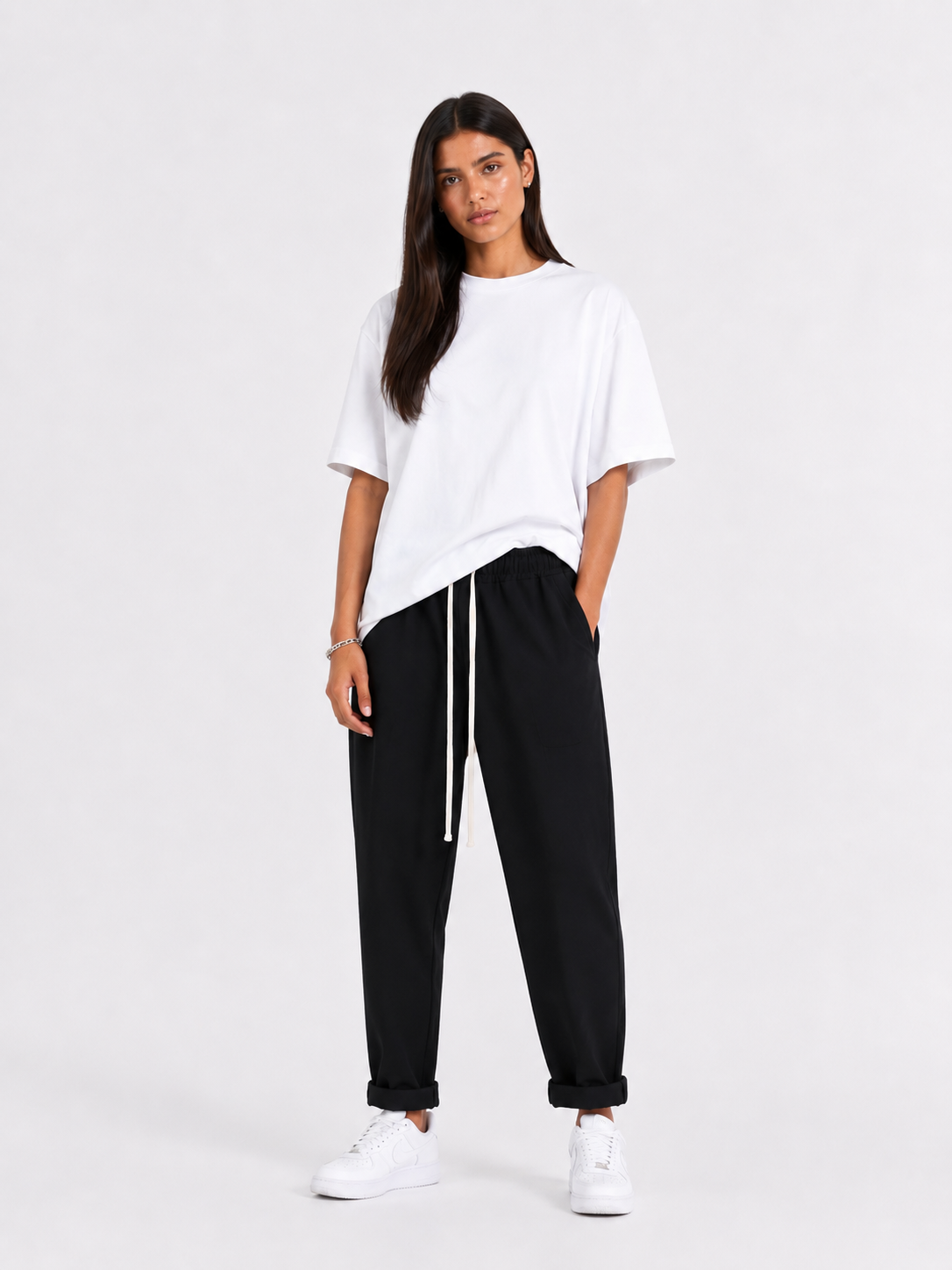Outfit feminin streetwear cu pantaloni casual negri și siret lung pentru stil relaxat și modern.