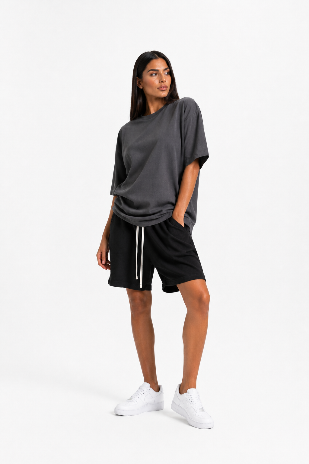 Model feminin purtând tricou oversized stil menswear într-o ședință foto editorială