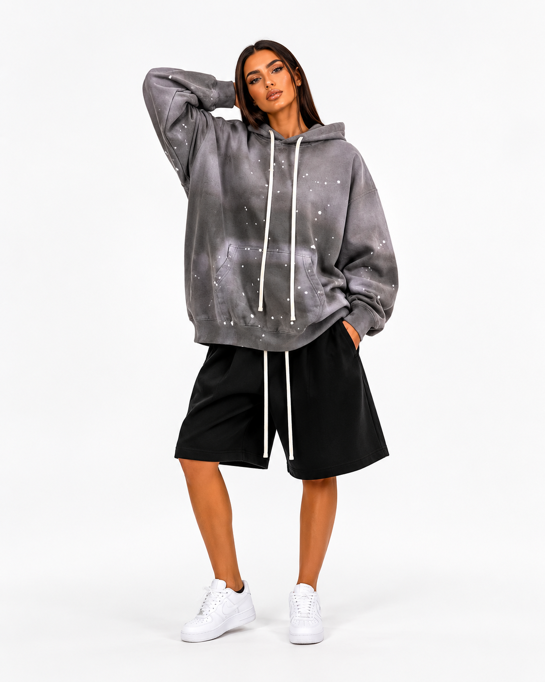 Model feminin purtând hanorac oversized masculin cu șnur lung și fit streetwear luxury