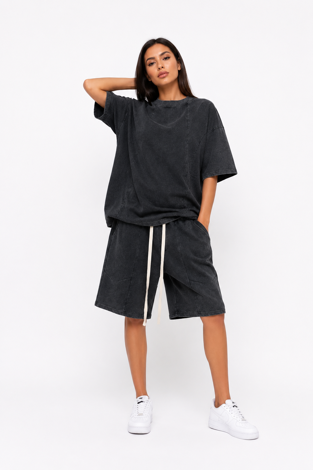 Outfit negru-gri cu finisaj elegant și stil casual contemporan pentru purtare zilnică.