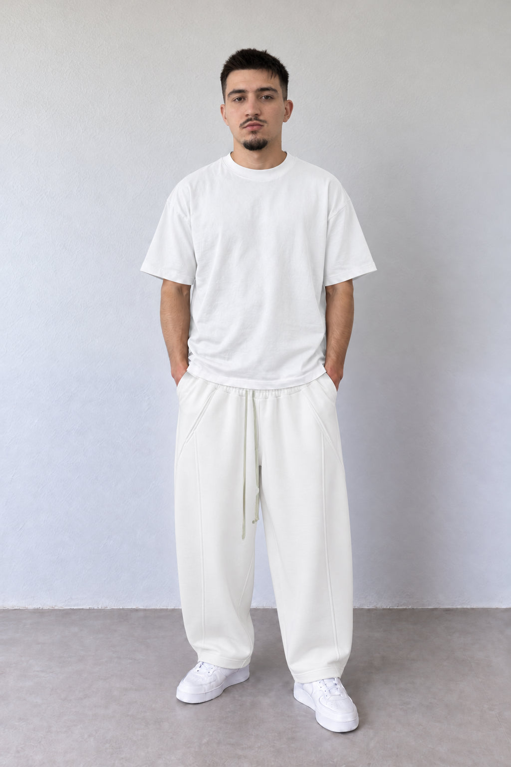Pantaloni albi pentru bărbați LEO26 cu șnur lung, purtați cu tricou alb, vedere integrală.