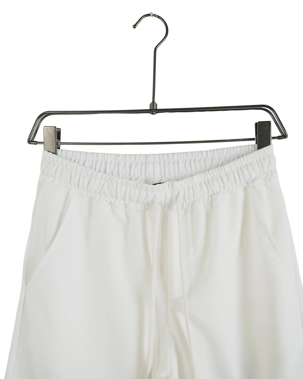 Detaliu talie elastică și șnur alb la pantaloni casual croială conică