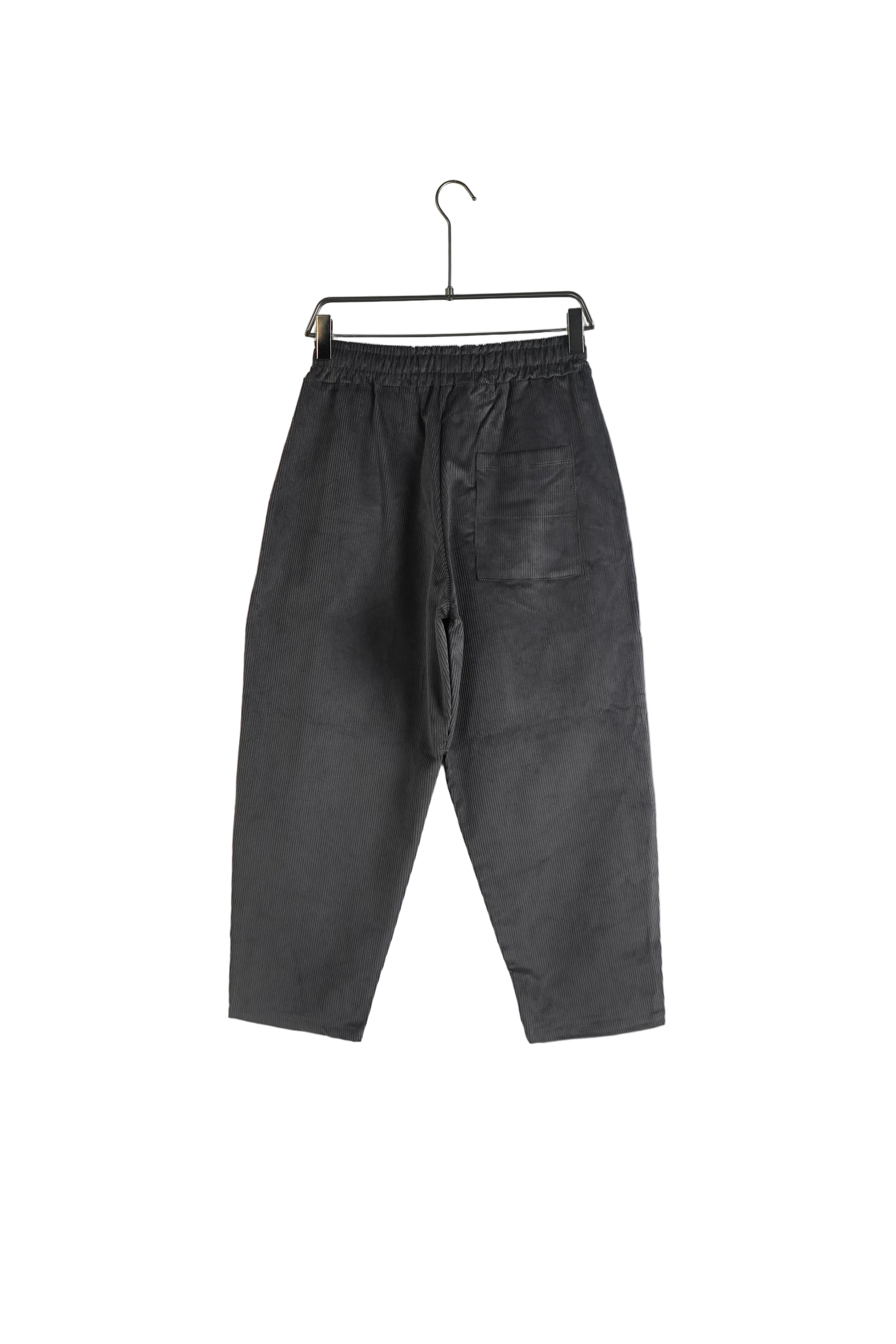 Pantaloni lungi reiați nuanța antracit (gri închis), croială modernă cu șnur lung tip șiret