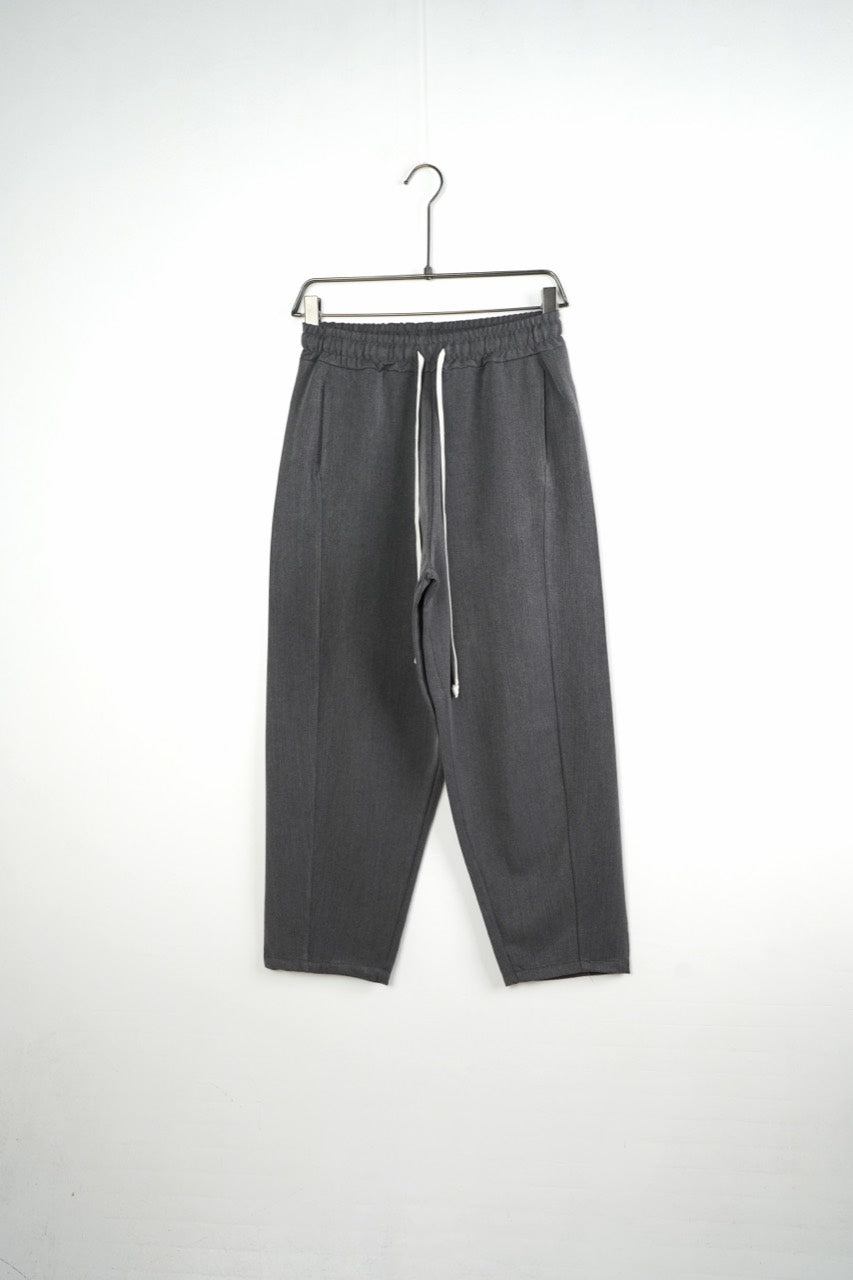 Pantaloni gri baggy pentru bărbați, cu șnururi albe și cusături frontale, vedere frontală integrală pe umeraș