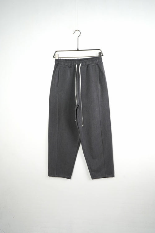 Pantaloni gri baggy pentru bărbați, cu șnururi albe și cusături frontale, vedere frontală integrală pe umeraș