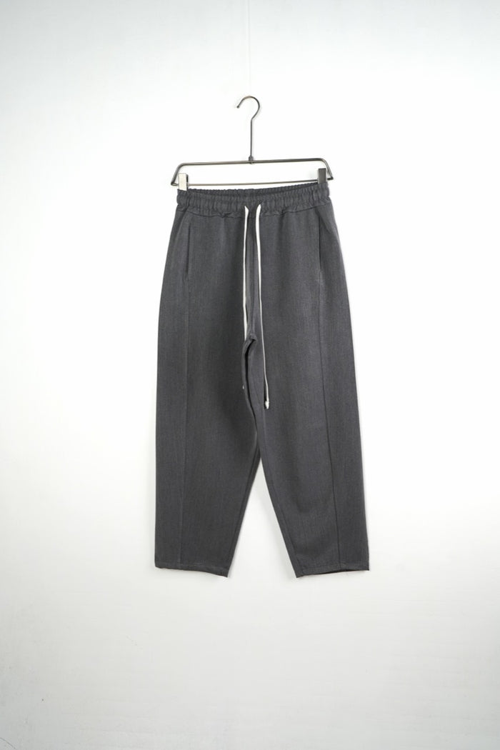 Pantaloni gri baggy pentru bărbați, cu șnururi albe și cusături frontale, vedere frontală integrală pe umeraș
