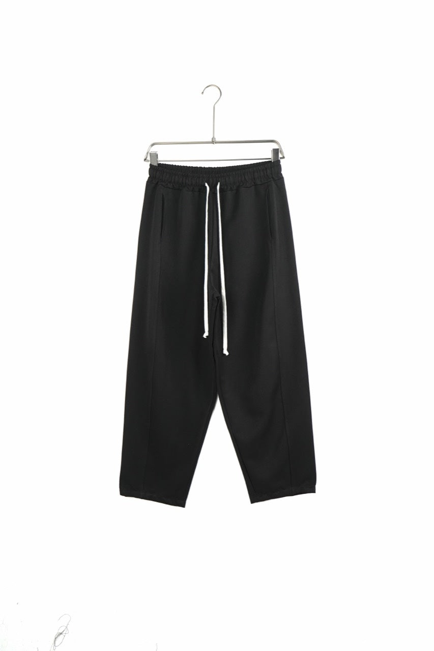 Pantaloni negri baggy pentru bărbați, cu șnururi albe și cusături frontale, vedere frontală integrală pe umeraș