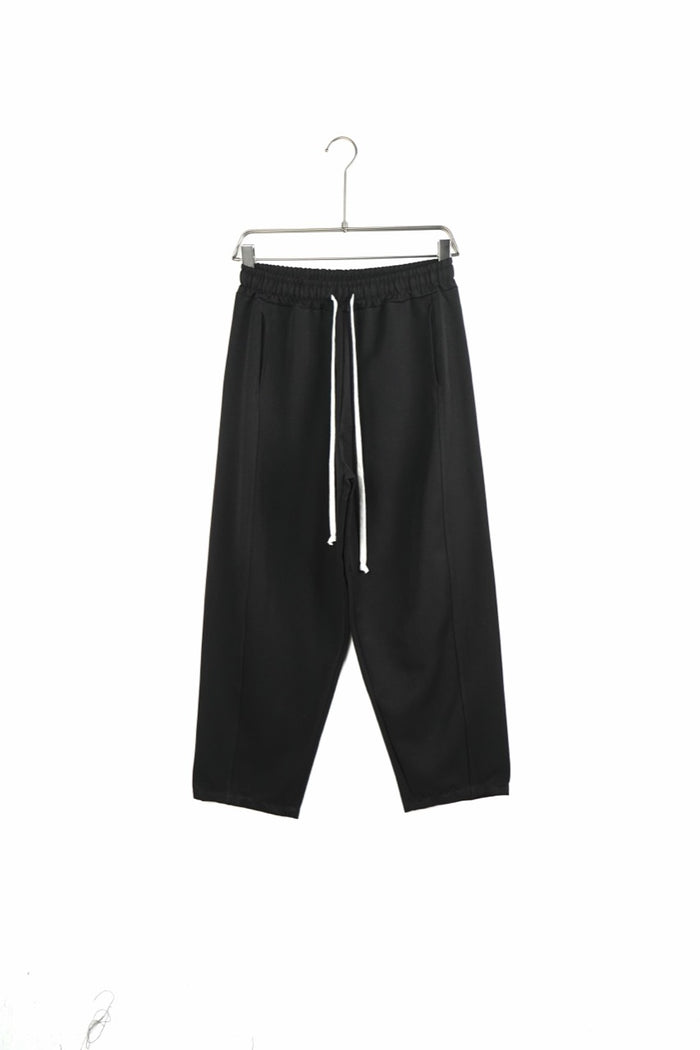 Pantaloni negri baggy pentru bărbați, cu șnururi albe și cusături frontale, vedere frontală integrală pe umeraș