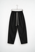 Pantaloni Baggy Bărbați Negri, vedere frontală pe umeraș, fundal deschis