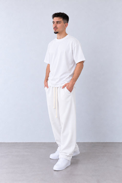 Pantaloni Baggy Felpați Bărbați Albi, vedere integrală pe model, în postură naturală.