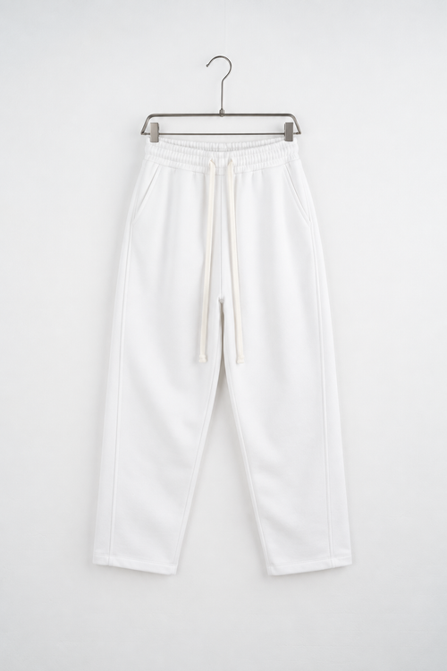 Pantaloni Baggy Felpați Bărbați Albi, vedere frontală pe umeraș, fundal deschis