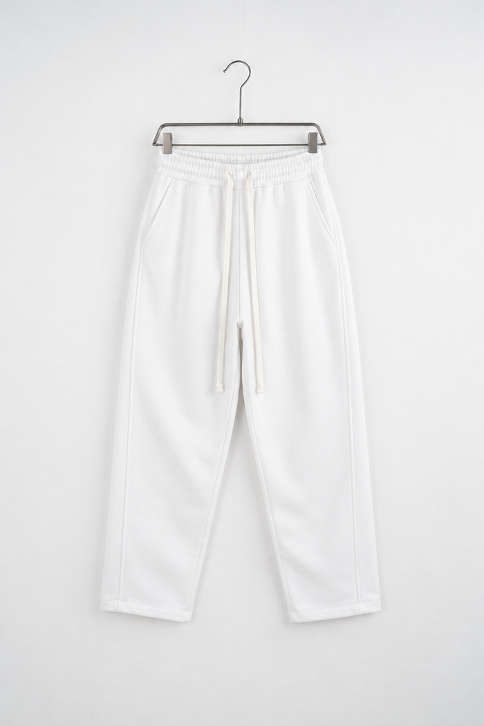 Pantaloni Baggy Felpați Bărbați Albi, vedere frontală pe umeraș, fundal deschis