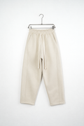 Pantaloni Baggy Felpați Bărbați Bej, vedere frontală pe umeraș, fundal deschis
