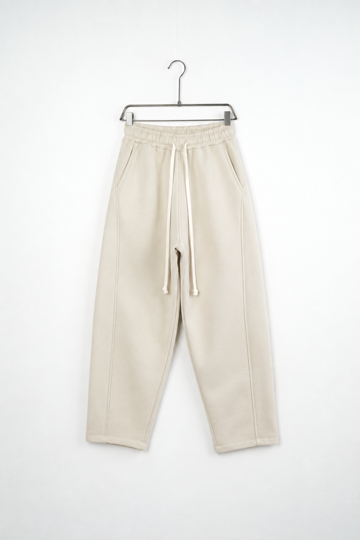 Pantaloni Baggy Felpați Bărbați Bej, vedere frontală pe umeraș, fundal deschis