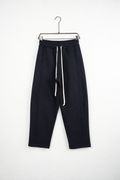Pantaloni Baggy Felpați Bărbați Bleumarin Închis, vedere frontală pe umeraș, fundal deschis