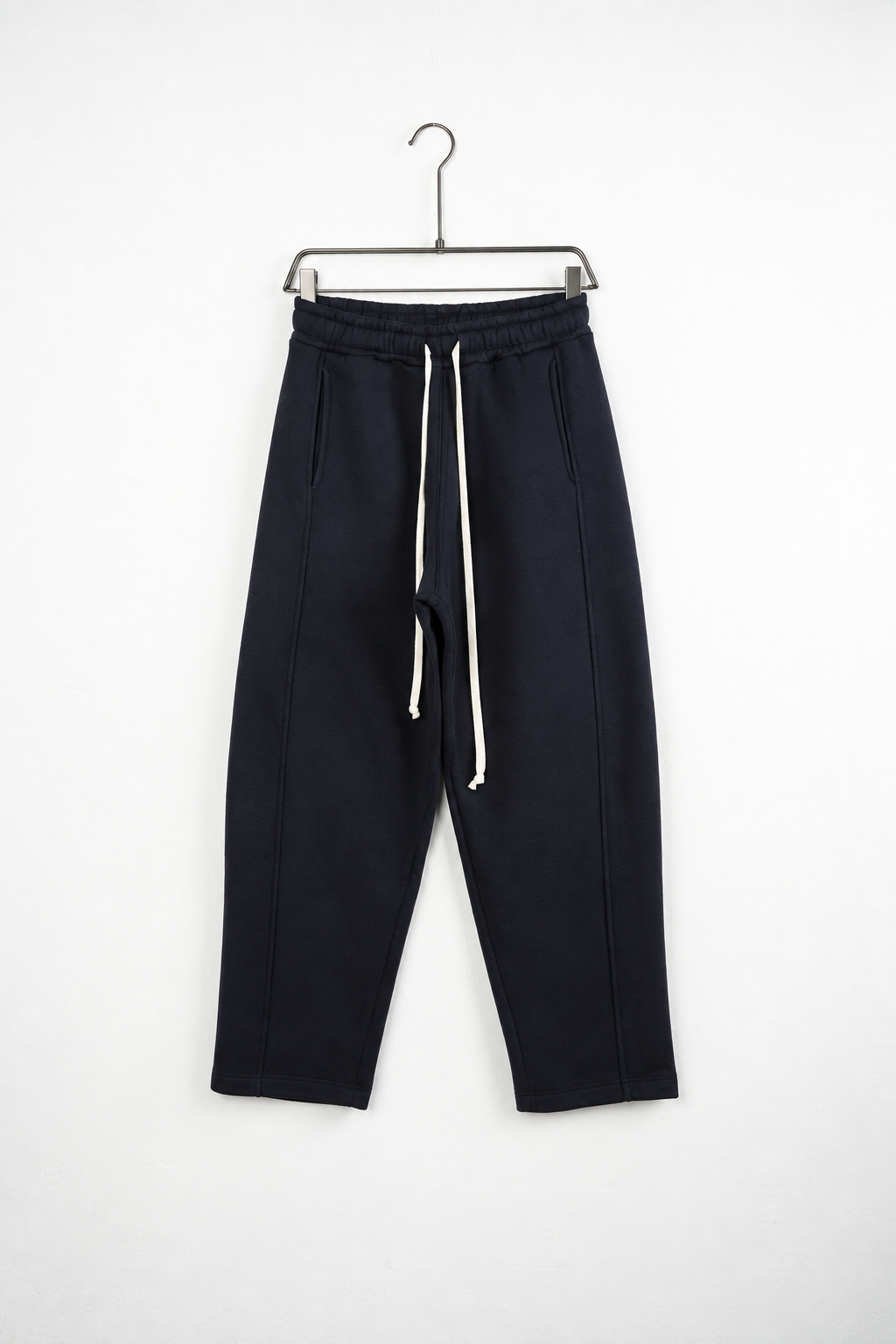 Pantaloni Baggy Felpați Bărbați Bleumarin Închis, vedere frontală pe umeraș, fundal deschis