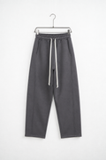 Pantaloni Baggy Felpați Bărbați Gri Antracit, vedere frontală pe umeraș, fundal deschis