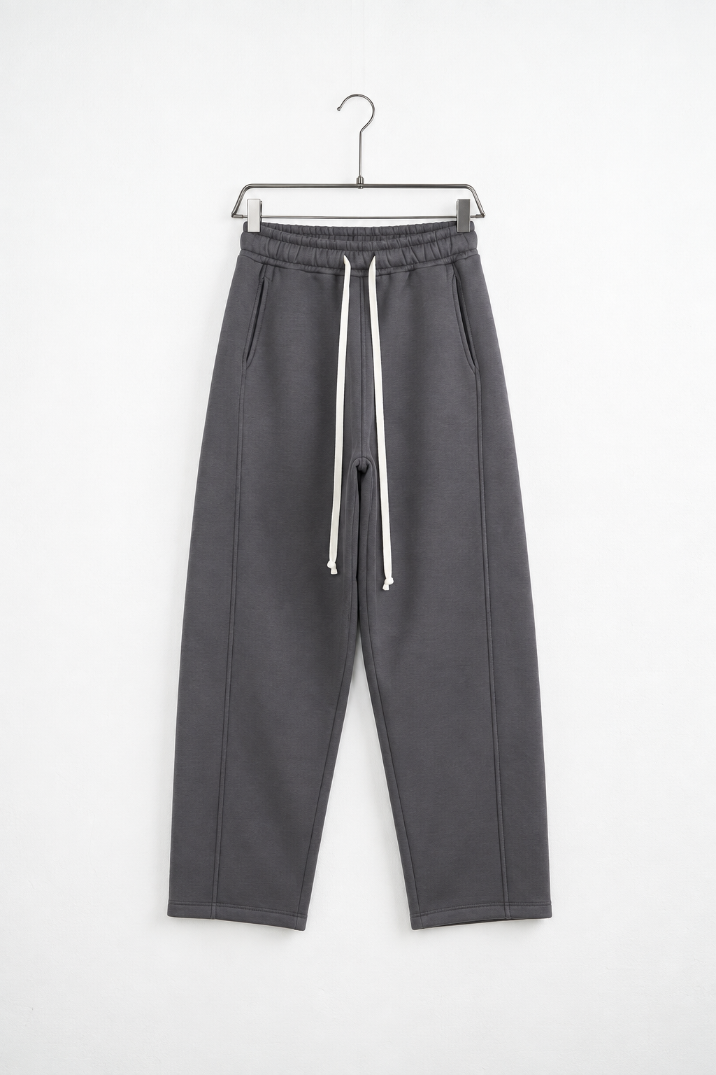 Pantaloni Baggy Felpați Bărbați Gri Antracit, vedere frontală pe umeraș, fundal deschis