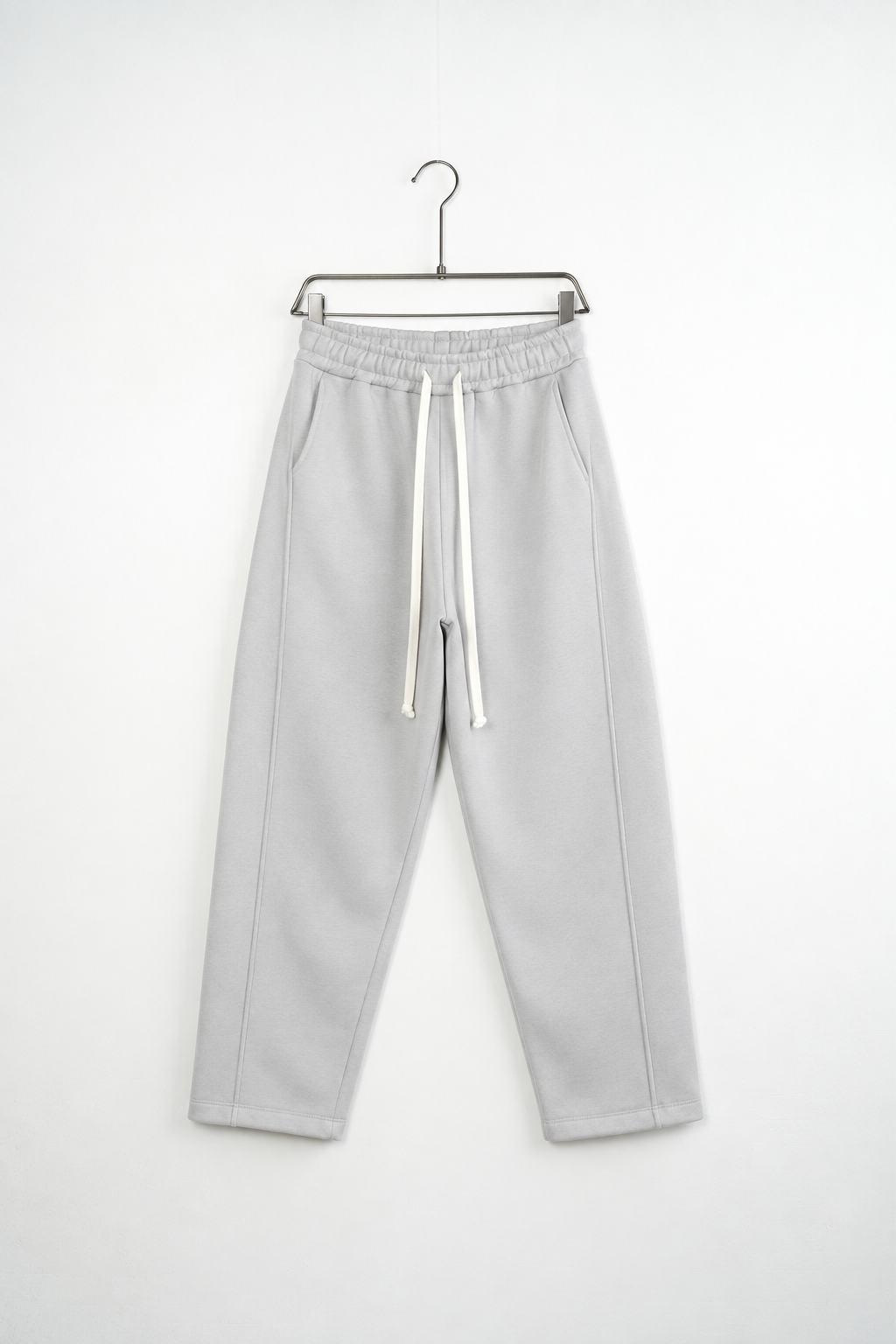 Pantaloni Baggy Felpați Bărbați Gri Gheață, vedere frontală pe umeraș, fundal deschis