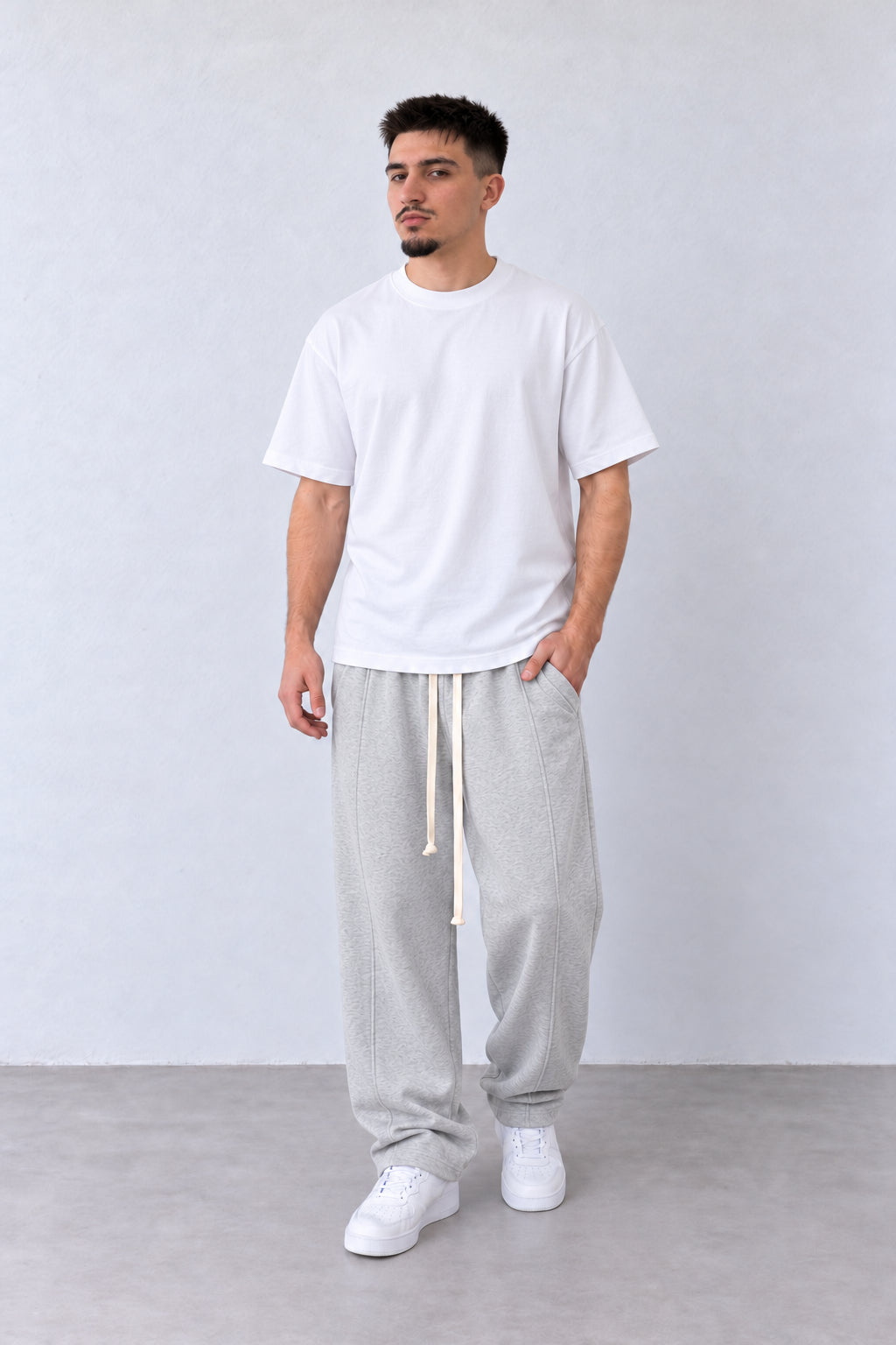 Pantaloni Baggy Felpați Bărbați Gri Melanj, vedere integrală pe model, în postură naturală.