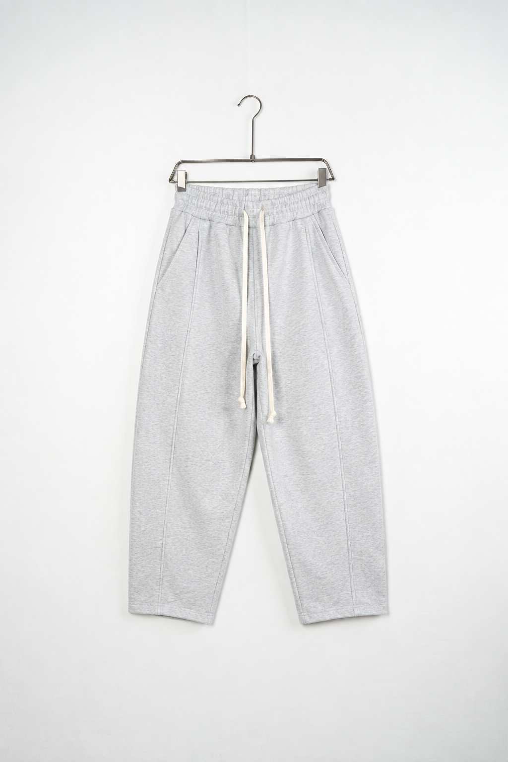 Pantaloni Baggy Felpați Bărbați Gri Melanj, vedere frontală pe umeraș, fundal deschis