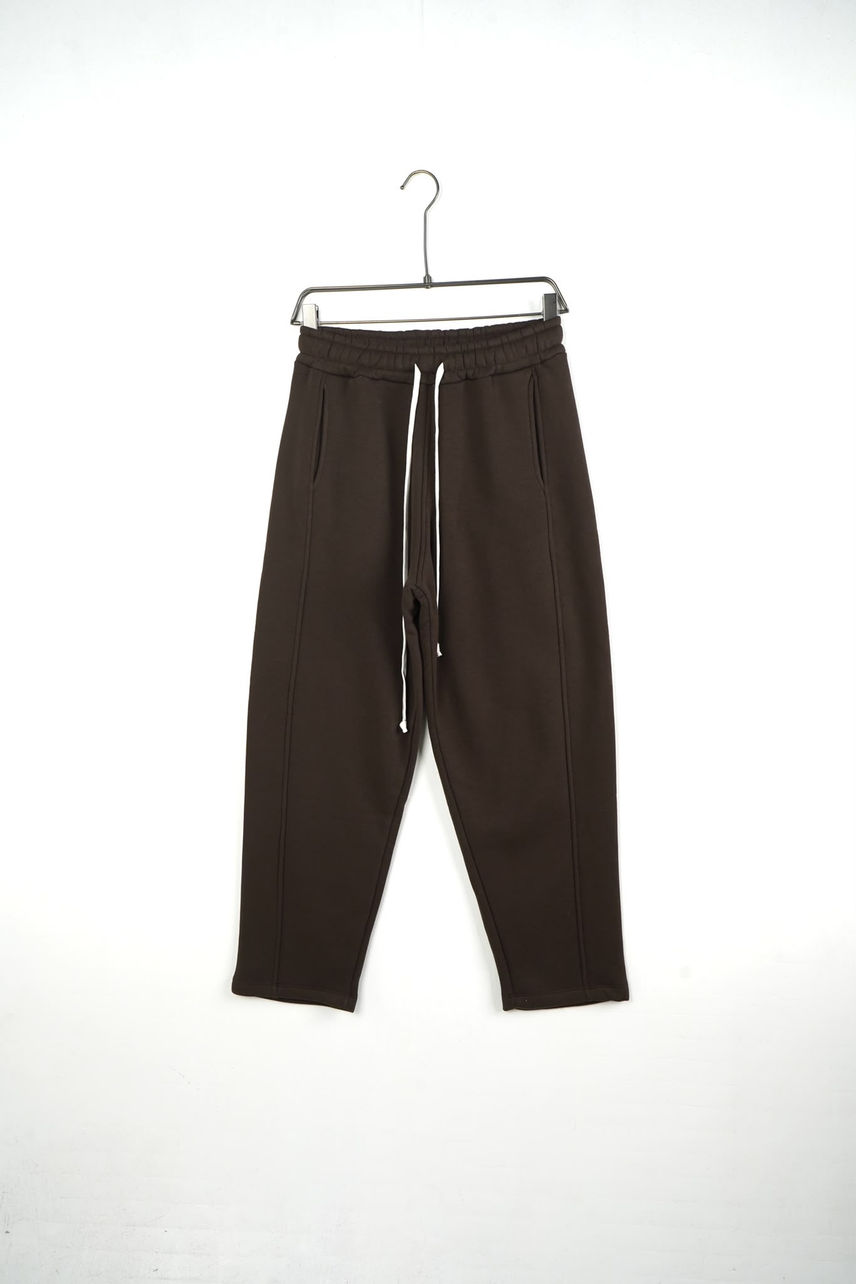 Pantaloni Baggy Felpați Bărbați Maro cu șnur alb, vedere frontală pe umeraș