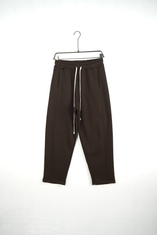 Pantaloni Baggy Felpați Bărbați Maro cu șnur alb, vedere frontală pe umeraș