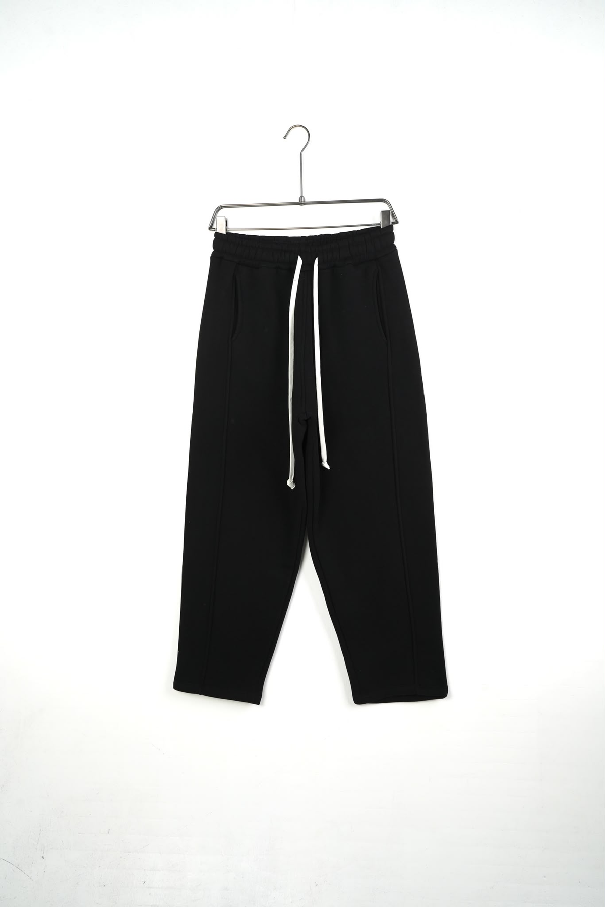 Pantaloni Baggy Felpați Bărbați Negri cu șnur alb, vedere frontală pe umeraș